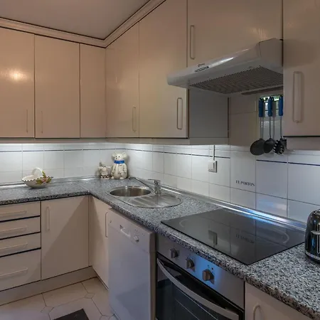 3 Bedrooms & Terrace, Swimming Pool - Porton 7 *